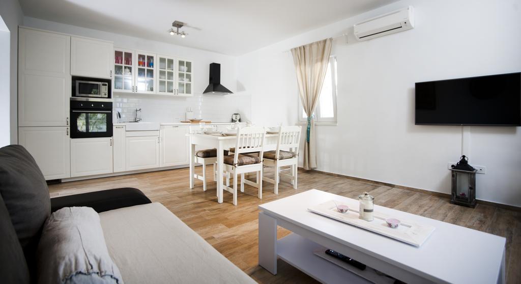 Apartments Villa Laguna With Pool Ražanj Rom bilde