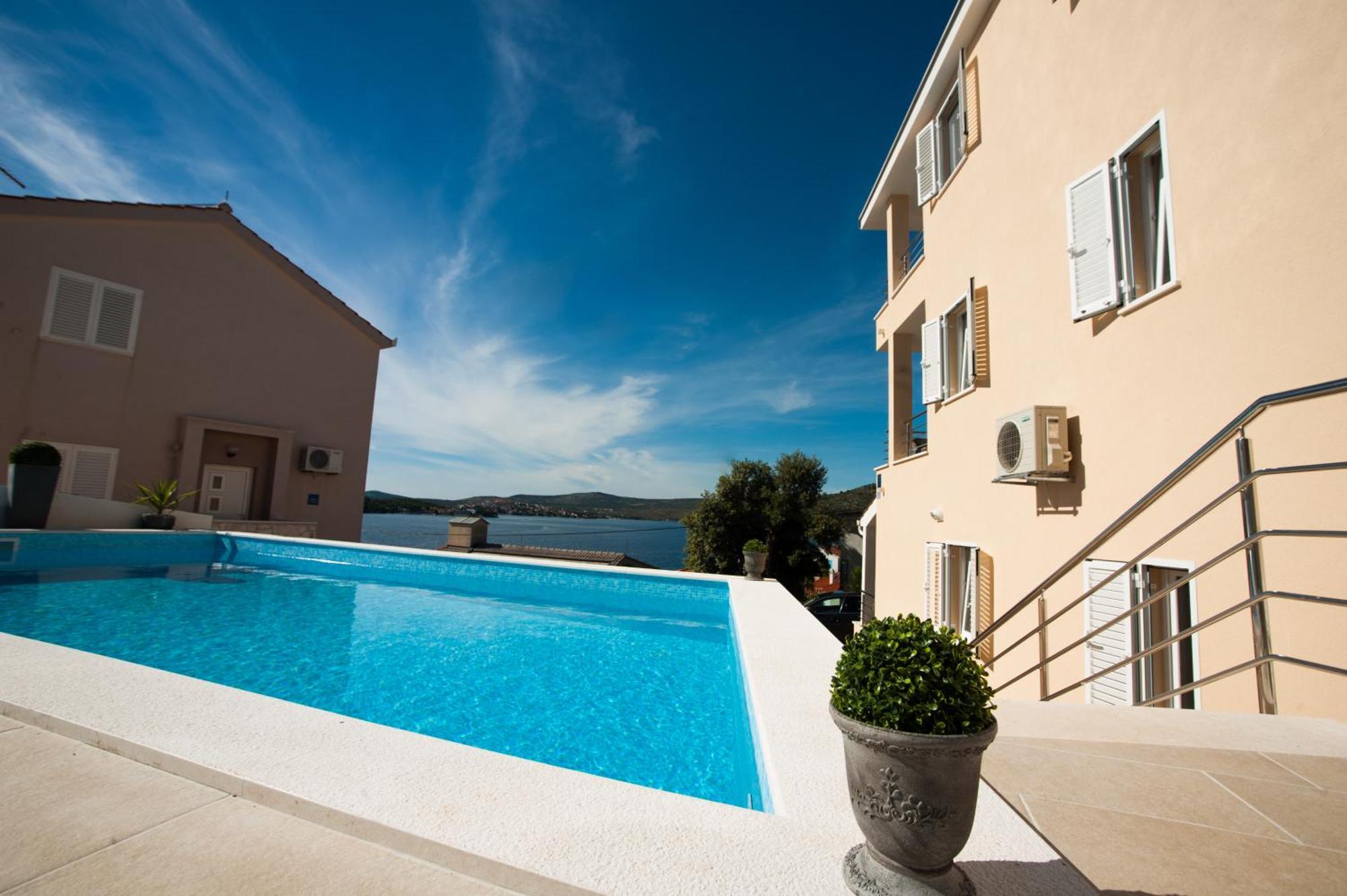 Apartments Villa Laguna With Pool Ražanj Rom bilde